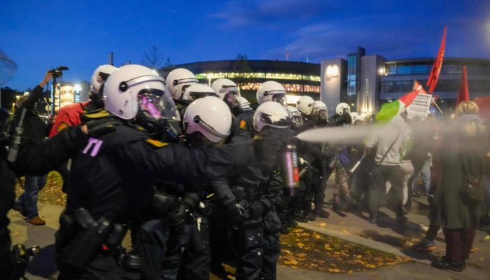 Polícia usa gás lacrimogêneo contra manifestantes com bandeiras da Palestina nos arredores do estádio Ullevaal, em Oslo
             -       
        Javad Parsa/AFP
