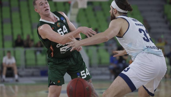 Jogador do Manresa (de branco) durante confronto contra o Cedevita Olimpija Ljubljana, pela EuroCup 2025/26, na Eslovênia 
             -       
        Zeljko Stevanic - 1º.out.2025/Xinhua