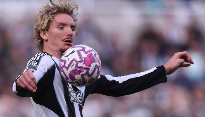 O centroavante alemão Nick Woltemade domina a bola em Newcastle x Nottingham Forest, no estádio St. James Park, pela Premier League
             -       
        Lee Smith - 5.out.25/Action Images via Reuters