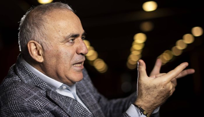 Lenda do xadrez Garry Kasparov durante evento no Brasil
             -       
        Bruno Santos  26.set.25/Folhapress