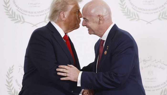 Donald Trump, presidente dos Estados Unidos, ao lado do presidente da Fifa, Gianni Infantino, durante a cúpula no Egito
             -       
        YOAN VALAT/AFP