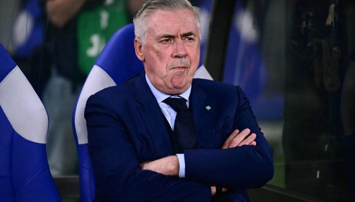 Carlo Ancelotti durante derrota do Brasil para o Japão, em Tóquio
             -       
        Yuichi Yamazaki - 14.out.2025/AFP