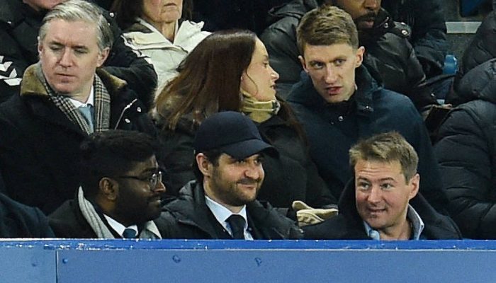 Josh Wander (no centro, de boné preto) acompanha partida entre Everton e Crystal Palace no Goodison Park, em Liverpool
             -       
        Peter Powell - 17.jan.2024/Reuters