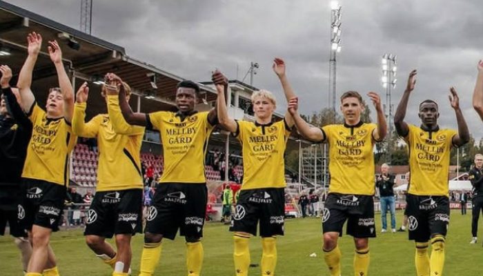 Jogadores do Mjällby agradecem torcida após vitória em casa
             -       
        Reprodução/@mjallbyaifs no instagram