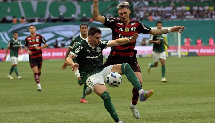 Piquerez, do Palmeiras, protege a bola diante de Varela, do Flamengo; no duelo do primeiro turno, no Allianz Parque, deu rubro-negro
             -       
        Nelson Almeida - 25.mai.25/AFP