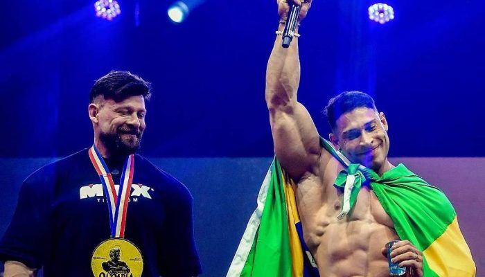Fabrício Pacholok e Ramon Dino no palco do Mr. Olympia Brasil 2025
             -       
        Giba Junior/Musclecontest International