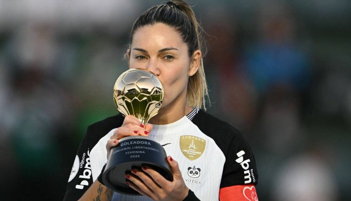 Capitã do campeão Corinthians na final da Libertadores, Gabi Zanotti beija o troféu de artilheira da competição (6 gols) disputada neste ano na Argentina
             -       
        Luis Robayo - 18.out.25/AFP