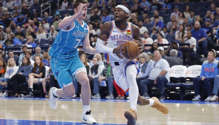 Shai Gilgeous-Alexander (de branco), do Oklahoma City Thunder, durante partida da pré-temporada contra o Charlotte Hornets de Kon Knueppel, no Paycom Center, em Oklahoma City 
             -       
        Alonzo Adams - 9.out.2025/Imagn Images via Reuters Connect