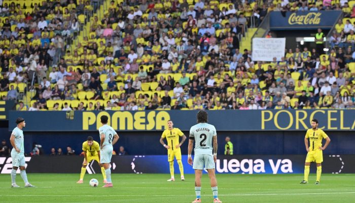 Jogadores protestam durante partida entre Villareal e Betis no La Ceramica Stadium, em Villareal 
             -       
        Jose Jordan - 18.out.2025/AFP