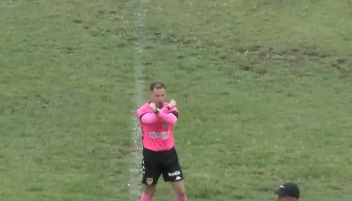 Equipe de arbitragem conversa com os técnicos de Corinthians e Manthiqueira
             -       
        Bruno Motta - 19.out.25/Ag. Enquadra/Folhapress