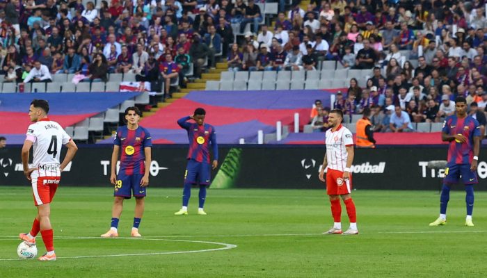 Jogadores de Barcelona e Girona protestam no início de jogo do Campeonato Espanhol no sábado (18)
             -       
        Albert Gea - 18.out.25/Reuters