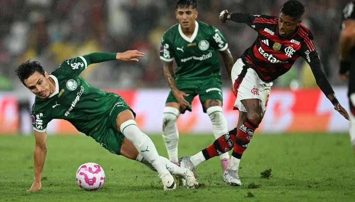 Lance de Flamengo 3 x 2 Palmeiras, no Maracanã
             -       
        Mauro Pimentel - 19.out.25/AFP