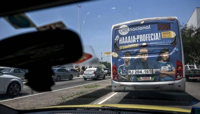 Propaganda de bet ocupa toda parte traseira de ônibus no Rio de Janeiro; jogos de azar são proibidos há décadas no Brasil
             -       
        Getty Images