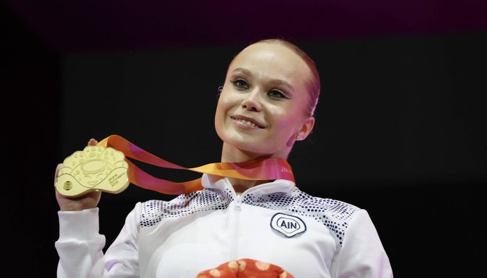 Angelina Melnikova com sua medalha de ouro no individual geral feminino no mundial de ginástica; a russa compete com bandeira neutra
             -       
        Bai Xuefei/Xinhua