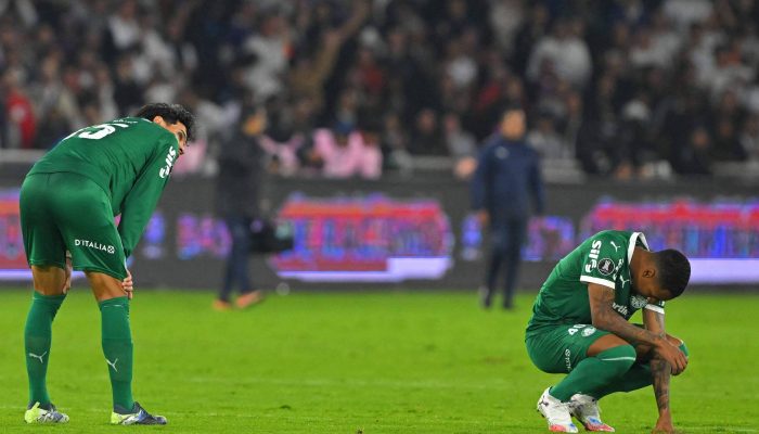 Jogadores do Palmeiras lamentam derrota por 3 a 0 para a LDU na primeira perna da semifinal da Copa Libertadores
             -       
        Rodrigo Buendia - 23.out.25/AFP