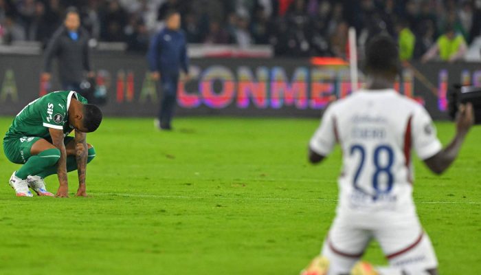 Allan se lamenta no estádio Rodrigo Paz Delgado, em Quito, enquanto Cuero festeja a goleada da LDU sobre o Palmeiras 1º jogo da semifinal da Libertadores
             -       
        Rodrigo Buendia - 23.out.25/AFP