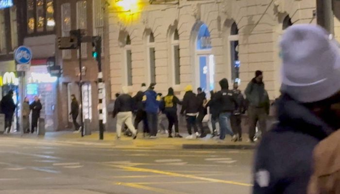 Torcedores do Maccabi Tel Aviv fazem atos de vandalismo perto da estação de trem de Amsterdã após jogo contra o Ajax, em 2024
             -       
        iAnnet/via Reuters