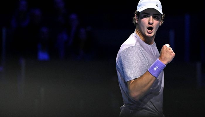 João Fonseca celebra ponto em vitória contra o canadense Denis Shapovalov
             -       
        Fabrice Coffrini/AFP