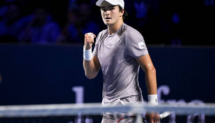 João Fonseca comemora ponto durante a semifinal do torneio da Basileia, na Suíça
             -       
        Fabrice Coffrini/AFP