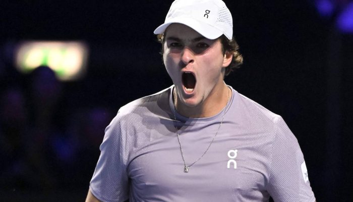 João Fonseca posa com o troféu após vencer o torneio da Basileia, na Suíça, neste domingo (26)  -              
                              
                  Pierre Albouy /                
              
                              Reuters