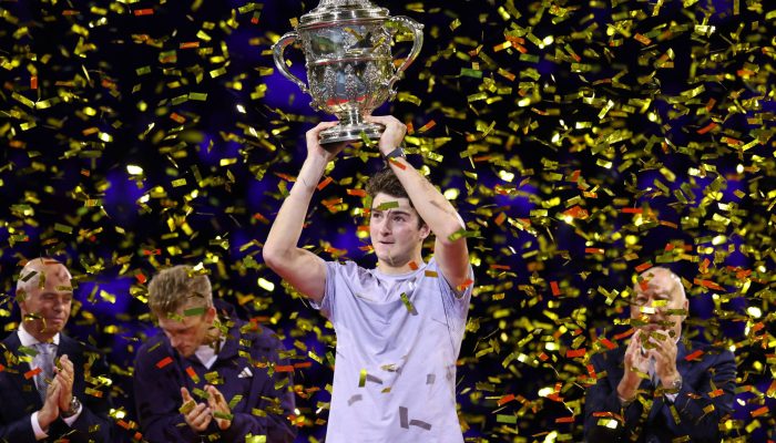 João Fonseca exibe troféu conquistado no torneio da Basileia, na Suíça, neste domingo (26)
             -       
        Pierre Albouy/Reuters