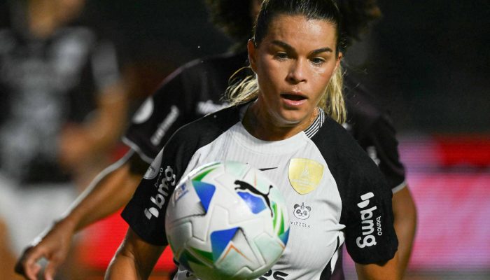 A lateral esquerda Tamires em ação pelo Corinthians na Copa Libertadores; atleta assina carta aberta por reação às mudanças climáticas
             -       
        Luis Robayo - 15.out.25/AFP