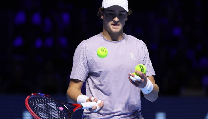O brasileiro João Fonseca se prepara para sacar contra o espanhol Alejandro Dadidovich Fokina na decisão do ATP 500 da Basileia
             -       
        Pierre Albouy - 26.out.25/Reuters