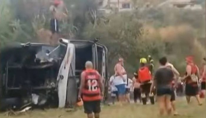 O ônibus tombado após o acidente na cidade de Barra Mansa
             -       
        Reprodução/CNN Brasil