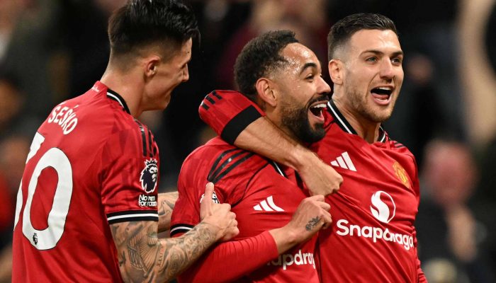 Matheus Cunha se dirige à torcida do Manchester United no Old Trafford com o indicador erguido: seu 1º gol pelos Diabos Vermelhos
             -       
        Phil Noble - 25.out.25/Reuters