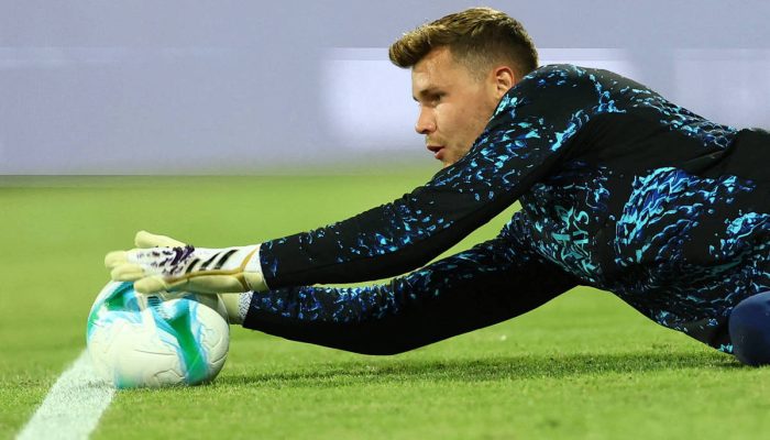 O goleiro Josep Martínez, em aquecimento pela Inter
             -       
        Ciro de Luca - 27.set.25/Reuters