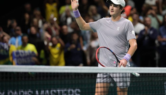 João Fonseca celebra seu triunfo na estreia em Paris
             -       
        Masters 1000 de Paris no X
