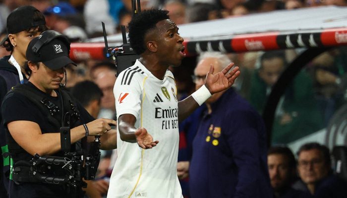 Vinicius Junior reclama ao ser substituído por Xabi Alonso
             -       
        Susana Vera - 26.out.25/Reuters