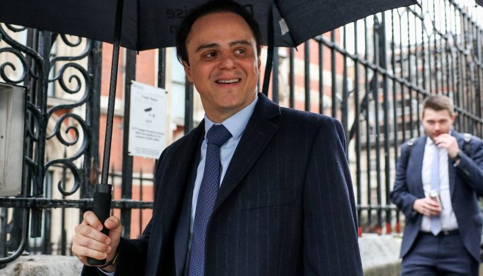 Felipe Massa chega a corte para dar andamento ao processo por título de F1, em Londres 
             -       
        Isabel Infantes - 29.out.2025/Reuters