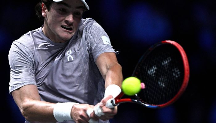 João Fonseca executa 'backhand' contra Karen Khachanov
             -       
        Julien de Rosa/AFP