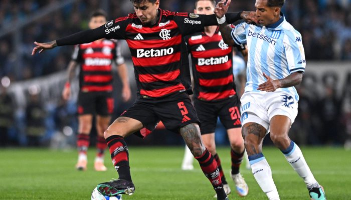 Erick Pulgar protege a bola durante partida entre Flamengo e Racing
             -       
        Rodrigo Valle/Reuters