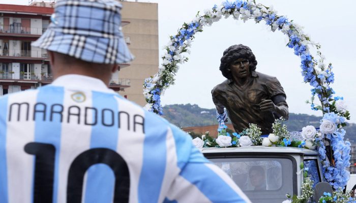 Estátua de Maradona é observada por fã em Nápoles
             -       
        Matteo Ciambelli/Reuters