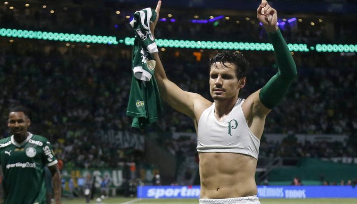 Allan observa a celebração de Raphael Veiga no quarto gol do Palmeiras contra a LDU; jovem sofreu pênalti, batido pelo mais velho
             -       
        Miguel Schincariol - 30.out.25/AFP