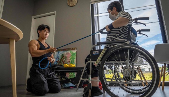 O fisiculturista Hokuto Tatsumi, 27, trabalha como cuidador em uma instituição de Ichinomiya
             -       
        Yuichi Yamazaki - 29.set.25/AFP