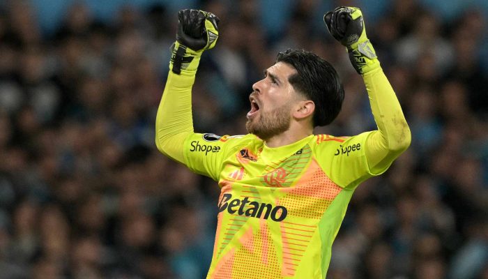 O goleiro Rossi celebra a classificação do Flamengo à decisão
             -       
        Juan Mabromata - 29.out.25/AFP