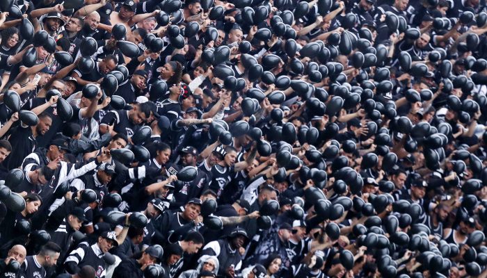 Torcida do Corinthians na partida contra o Grêmio, em Itaquera
             -       
        Jean Carniel - 2.nov.25/Reuters