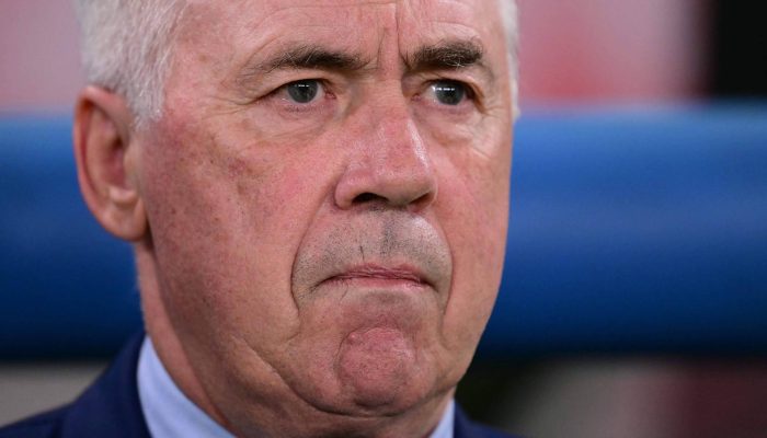 Carlo Ancelotti durante amistoso entre Brasil e Japão em Tóquio 
             -       
        Yuichi Yamazaki - 14.out.2025/AFP