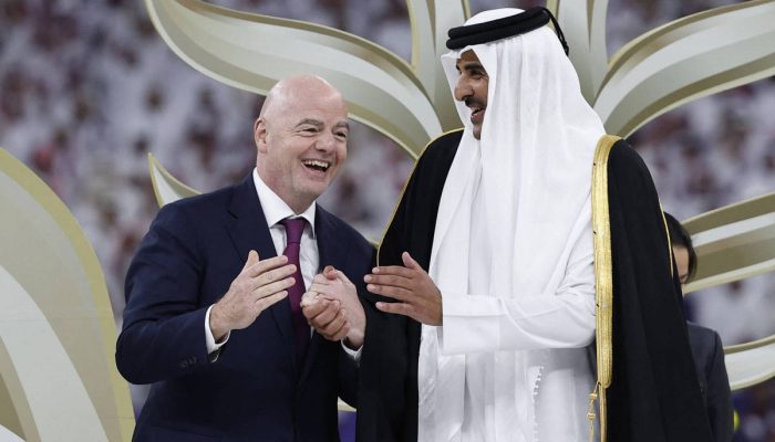 Gianni Infantino, presidente da Fifa, ao lado do Emir do Qatar,  Sheikh Tamim bin Hamad al-Thani 
             -       
        Thaier Al-Sudani - 10.fev.24/Reuters