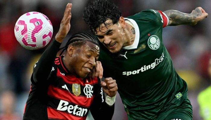 Gonzalo Plata, do Flamengo, e Gustavo Gómez, do Palmeiras, disputam bola pelo alto no mais recente confronto entre os clubes
             -       
        Mauro Pimentel - 19.out.25/AFP