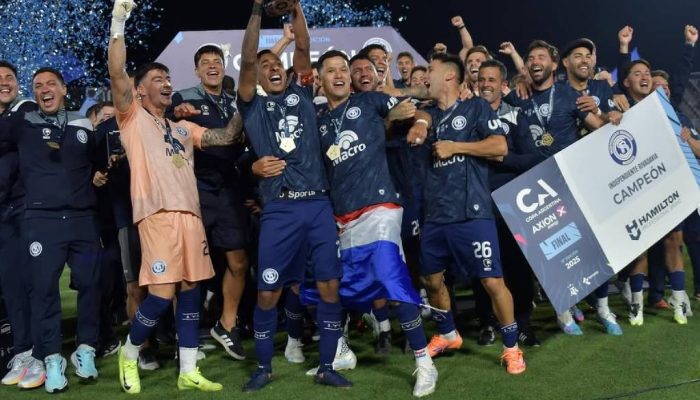 Jogadores do Independiente Rivadavia celebram conquista da Copa Argentina 
             -       
        Independiente Rivadavia no Instagram
