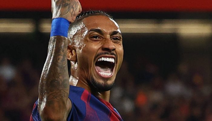 Raphinha comemora gol pelo Barcelona em partida contra o Valencia
             -       
        Albert Gea - 14.set.2025/Reuters