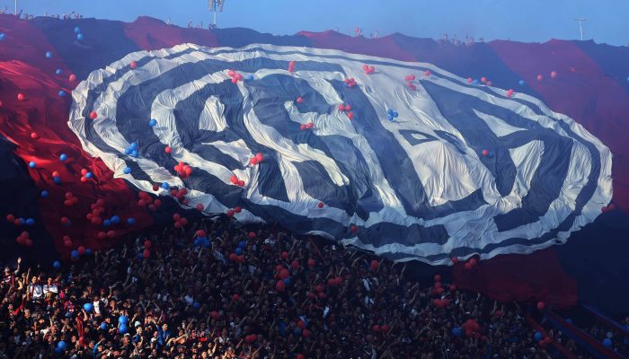 Torcedores abrem bandeira do San Lorenzo antes de partida contra o Platense, pelo Campeonato Argentino
             -       
        Alejandro Pagni - 25.mai.25/AFP