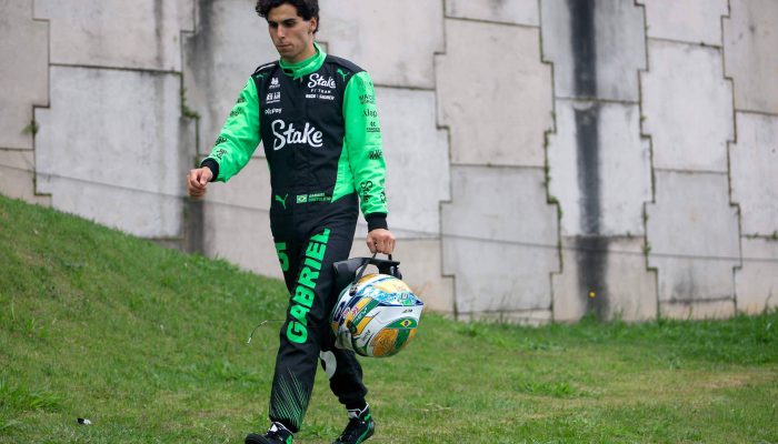 O piloto brasileiro Gabriel Bortoleto, da Sauber, caminha em direção à garagem após acidente com Lance Stroll
             -       
        MIGUEL SCHINCARIOL/AFP