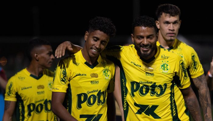 Gabriel (à esq.) e Reinaldo comemoram gol na partida contra o Palmeiras, em Mirassol 
             -       
        Douglas Ribeiro - 9.nov.2025/Agência F8/Folhapress