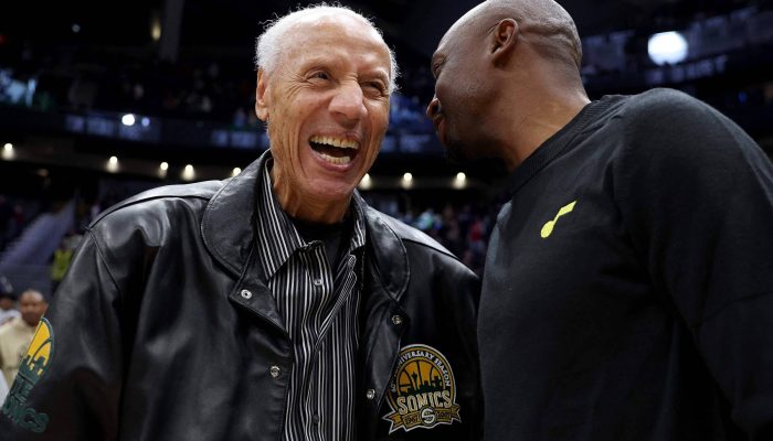 Lenny Wilkens (à esq.) acompanha partida de pré-temporada da NBA entre LA Clippers e Utah Jazz na Climate Pledge Arena, em Seattle
             -       
        Steph Chambers - 10.out.2023/Getty Images via AFP