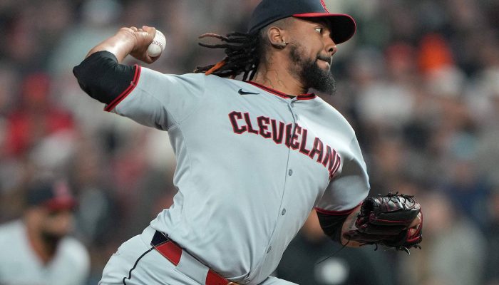 Emmanuel Clase durante arremesso pelo Cleveland Guardians em partida contra o San Francisco Giants no Oracle Park, em San Francisco, na Califórnia
             -       
        Thearon W. Henderson - 17.jun.2025/Getty Images via AFP